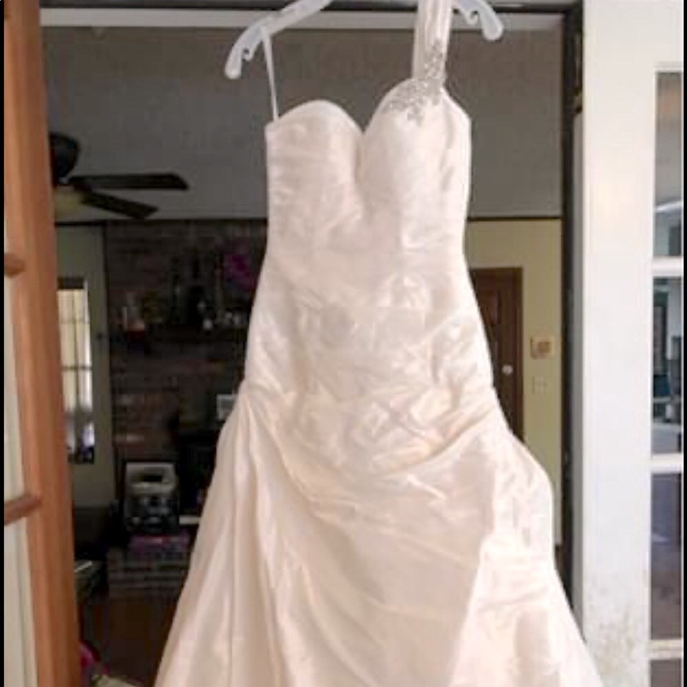 New Casablanca Bridal Ivory Taffeta Wedding Dress One Sholder  Size 2 Unaltered